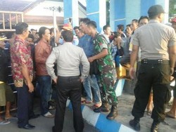 Pelabuhan Jangkar Batasi Penumpang Kapal karena Cuaca Buruk