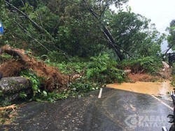 Longsor Terjadi di Jalan Raya Padang Arah Painan