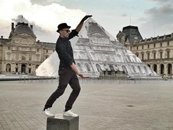 Trik Street Artist JR Hilangkan Louvre dalam Sekejap!