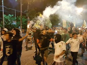 Bonek Kocar-kacir Saat Polisi Bubarkan Konvoi dengan Gas Air Mata