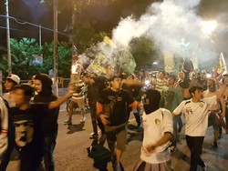 Bonek Kocar-kacir Saat Polisi Bubarkan Konvoi dengan Gas Air Mata