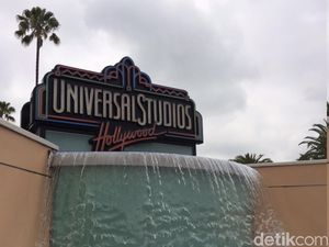 Dahului Disneyland California, Universal Hollywood Buka 16 April
