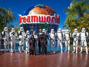 Pasangan Penggila Star Wars, Menikah Ditemani 100 Pasukan Stormtrooper