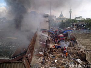 Pemadaman Api di Pasar Kanjengan Semarang Terkendala Teralis Besi di Jendela Pemadaman Api di Pasar Kanjengan Semarang Terkendala Teralis Besi di Jendela