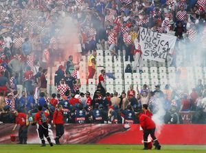 Ceko vs Kroasia Diwarnai Lemparan Flare dan Letupan Petasan