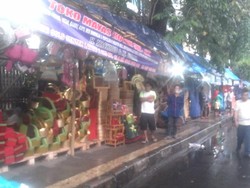 Tolak Relokasi, Pedagang Parsel di Trotoar Cikini Tetap Berjualan Pagi ini