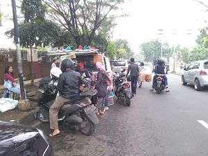 Satpol PP Bandung Ancam Gembok Mobil PKL Satpol PP Bandung Ancam Gembok Mobil PKL