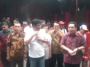 Blusukan ke Pasar Petak Sembilan, Djarot Beli Tahu hingga Cukur Rambut