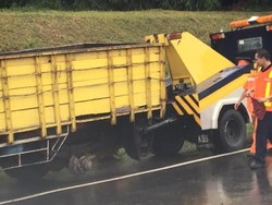 Truk Terguling di Tol Karawaci-Bitung KM 20+900, Sempat Tersendat
