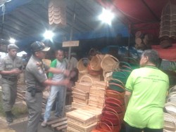 Datang ke Cikini, Camat Menteng Tunda Relokasi Pedagang Parsel di Trotoar