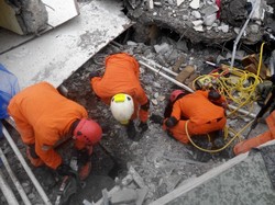 Begini Proses Evakuasi CSSR Basarnas di Gedung Roboh Jakarta Utara