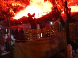 Warung Terbakar Saat Pesta Kembang Api di Ultah Persebaya
