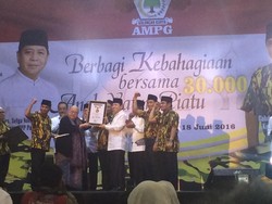 Buka Puasa dengan 26 Ribu Anak Yatim, Novanto Bagi-bagi Sepeda