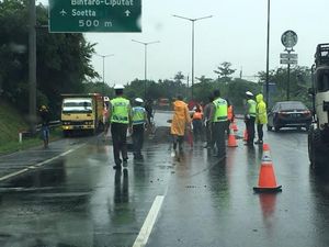 Truk Muatan Batu Terguling di JORR BSD, Lalu Lintas Macet