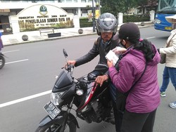 Lebaran Masih Lama, Jasa Penukaran Uang Sudah Mejeng di Jalan Merdeka Bandung