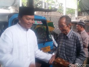 Hidayat Nur Wahid Sapa Tukang Bajaj