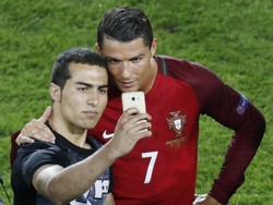 Malam yang Buruk, tapi Ronaldo Masih Layani Permintaan Selfie Fans
