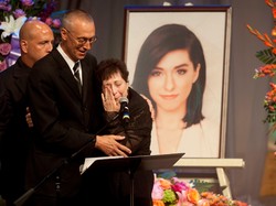 Tangisan Haru Keluarga dan Fans di Upacara Pemakaman Christina Grimmie