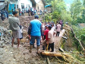Warga dan Tim SAR Gabungan Bersihkan Sisa Longsor di Banjarnegara