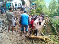Warga dan Tim SAR Gabungan Bersihkan Sisa Longsor di Banjarnegara