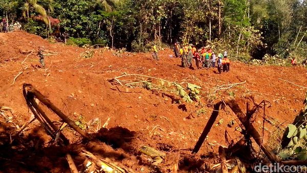 Tim SAR Cari Korban Longsor di Purworejo