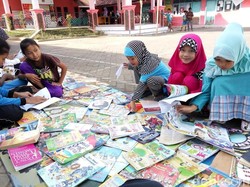 Kisah Anak di Banyuwangi Isi Liburan dengan Baca Buku di Perpusatakaan Keliling