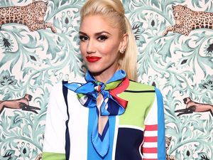 Tak Dikenali, Gwen Stefani Tampil dengan Rambut Gelap dan Keriting