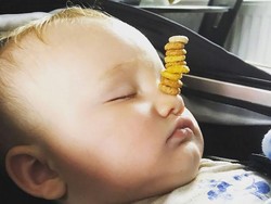 Foto: Lomba Tumpuk Sereal di Hidung Anak Ramaikan Hari Ayah