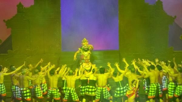 Nonton Tari Kecak di Bali Safari, Keren!