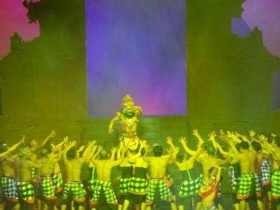 Nonton Tari Kecak di Bali Safari, Keren!