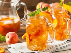 Bosan dengan Es Teh Biasa? Racik Saja 4 Teh Buah Segar Ini