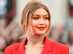 5 Kostum Gigi Hadid Saat Jadi Host iHeartRadio Much Music Video Awards 2016