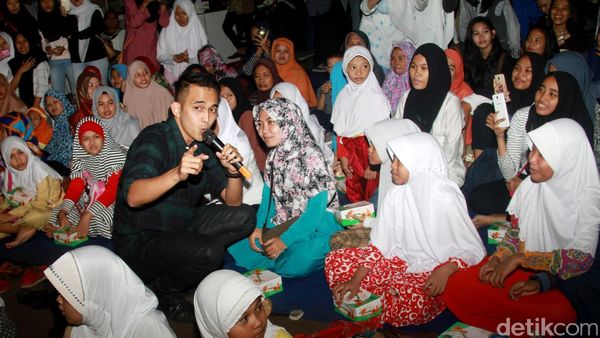 Aksi Naga Lyla Hibur Anak Yatim