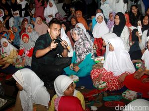 Aksi Naga Lyla Hibur Anak Yatim