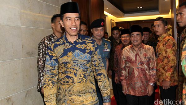 Jokowi Buka Puasa di Rumah Akom