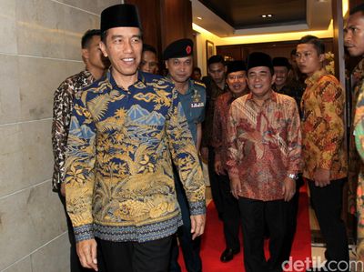 Jokowi Buka Puasa di Rumah Akom