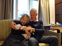 Foto: Kemesraan Bill & Hillary Clinton Saat Menimang Cucu Baru