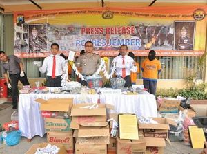 12 Kg Bahan Peledak dan Puluhan Ribu Petasan Diamankan