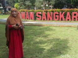 Desy Perempuan Berjilbab Rawat Anjing: Kena Air Liur Najis, ya Saya Bersihkan