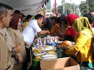 Di Tengah Udara Terik, Warga Pangkalpinang Serbu Pasar Murah