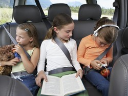 Tips Agar si Kecil Tak Gampang Mabuk Perjalanan Ketika Bepergian