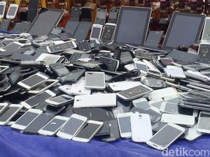 Ditjen Bea Cukai Musnahkan Puluhan Ribu Miras dan Ribuan Ponsel Ilegal Ditjen Bea Cukai Musnahkan Puluhan Ribu Miras dan Ribuan Ponsel Ilegal