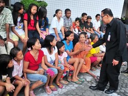 Bagi-bagi Takjil Diminati Pengguna Jalan