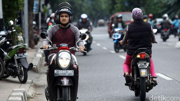 Pemotor Nekat Melawan Arus