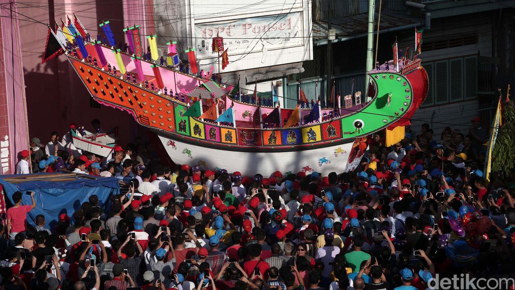Replika Tongkang Diarak Ribuan Warga Replika Tongkang Diarak Ribuan Warga