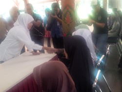 Mensos Kunjungi Purworejo Serahkan Santunan kepada Korban Longsor