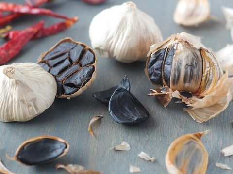 Konsumsi Bawang Hitam, Ada Enggak Sih Risiko dan Efek Sampingnya?