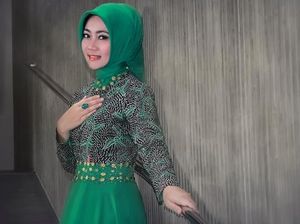 Foto: Gaya Hijab Simpel Istri Walikota Bandung Ridwan Kamil, Atalia Praratya
