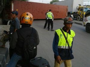 Truk Kontainer Melintang di Jl RE Martadinata Tanjung Priok, Lalin Macet Total