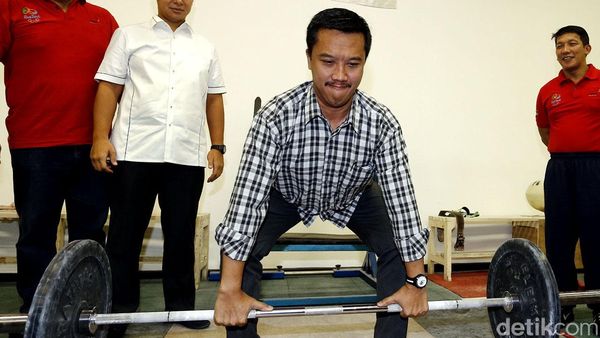 Begini Gaya Menpora Saat Angkat Barbel